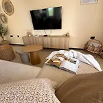 Lumos - Light Filled Retreat With Garage Parking In Pula