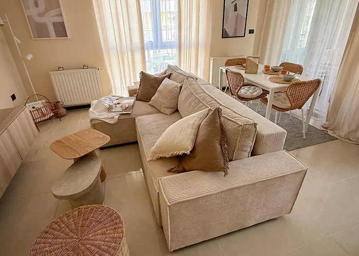 Lumos - Light Filled Retreat With Garage Parking In Pula