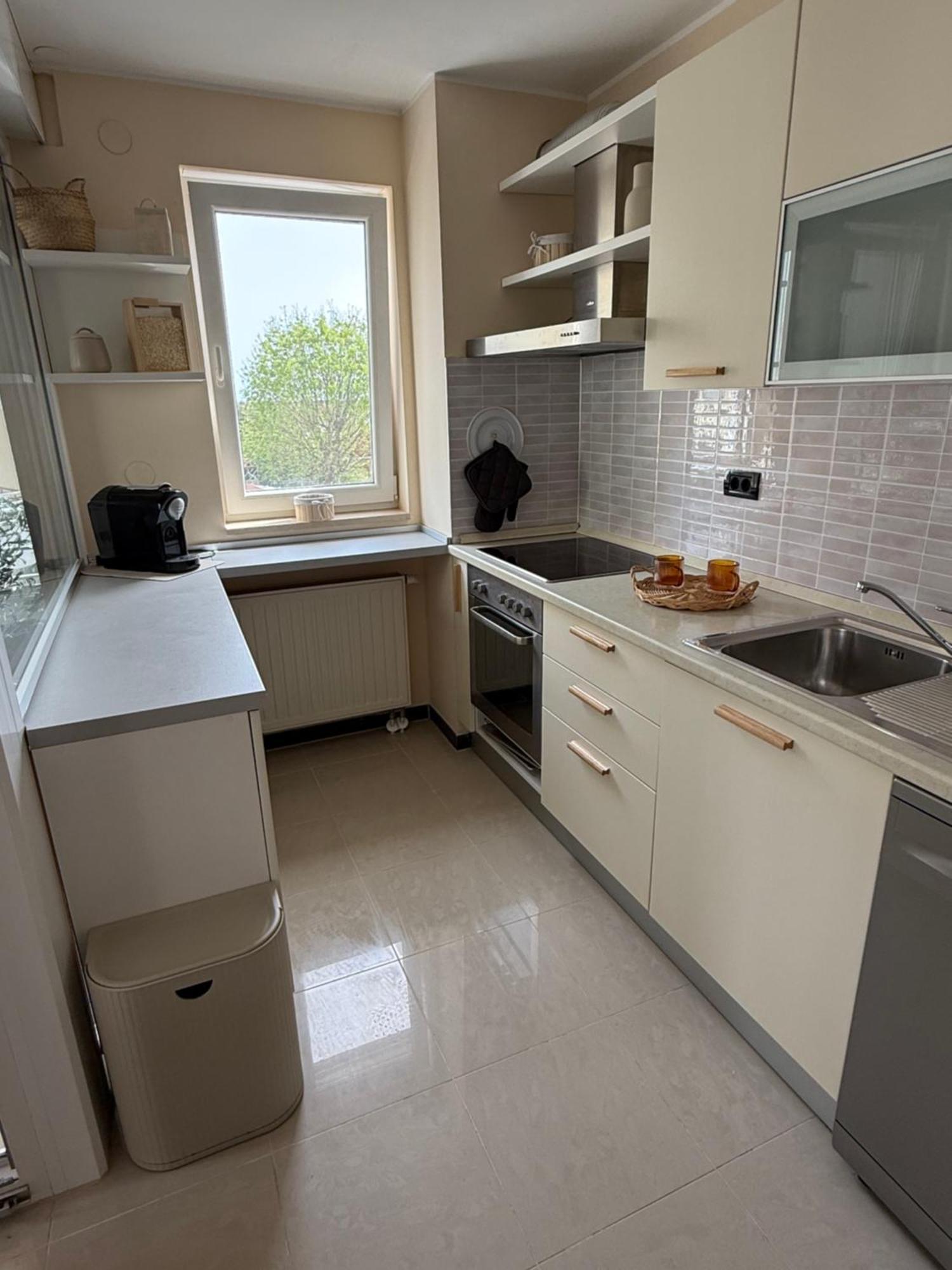Lumos - Light Filled Retreat With Garage Parking In Apartment Pula