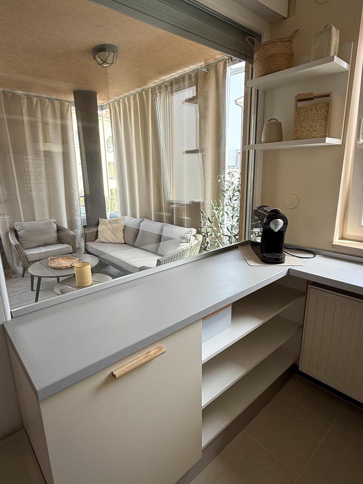 Lumos - Light Filled Retreat With Garage Parking In Apartment Pula